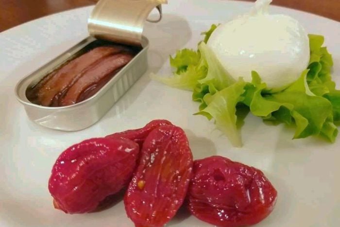 Acciughe del Cantabrico con burrata e pomodorini confit - Osteria di Concesio