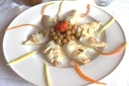 Calamaretti alla piastra su crema di patate al rosmarino e ceci saltati con olio affumicato - La Rocca Contesa