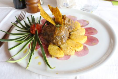 Guancialino di maiale brasato al Groppello con polenta di mais antico rosso - La Rocca Contesa