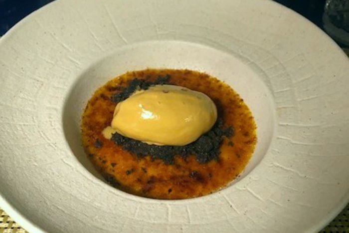 Gelato al caramello salato adagiato su crème brûlée - Ristorante Classico - Brescia