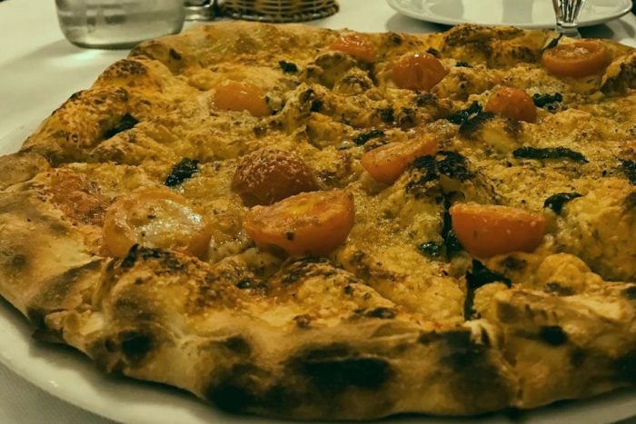 Focaccia con grana, pomodorini e basilico - Ristorante Pizzeria Al Serbatoio - Brescia