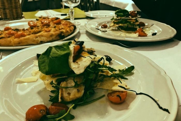 Millefoglie di pane carasau con branzino, pomodorini, rucola e olive Taggiasche - Ristorante Pizzeria Al Serbatoio - Brescia
