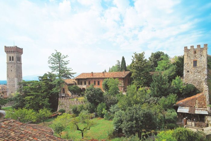 La Casa del Podestà dai giardini interni della Rocca di Lonato
