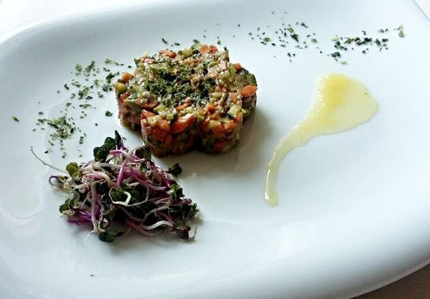 Tartare di verdure con avocado, alghe e salsa allo zenzero