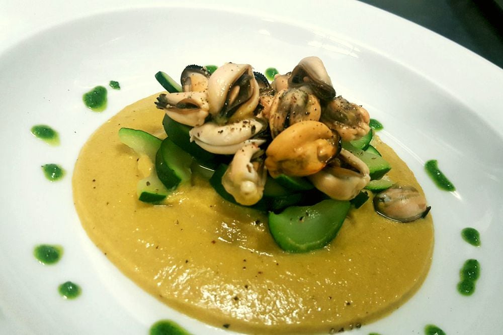 Vellutata allo zafferano con zucchine e cozze a vapore | Ristorante Il Lorenzaccio