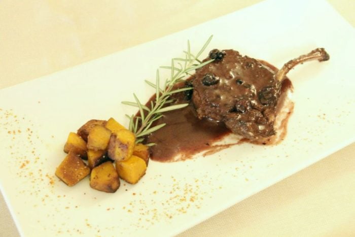 Costoletta di cervo al Curtefranca Rosso Riserva con mirtilli e ginepro | Hostraia Uva Rara - Monticelli Brusati
