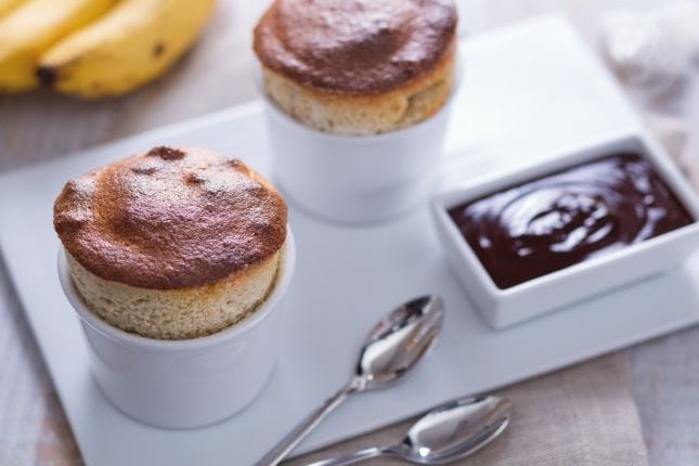 Soufflè di colomba con salsa al cioccolato amaro