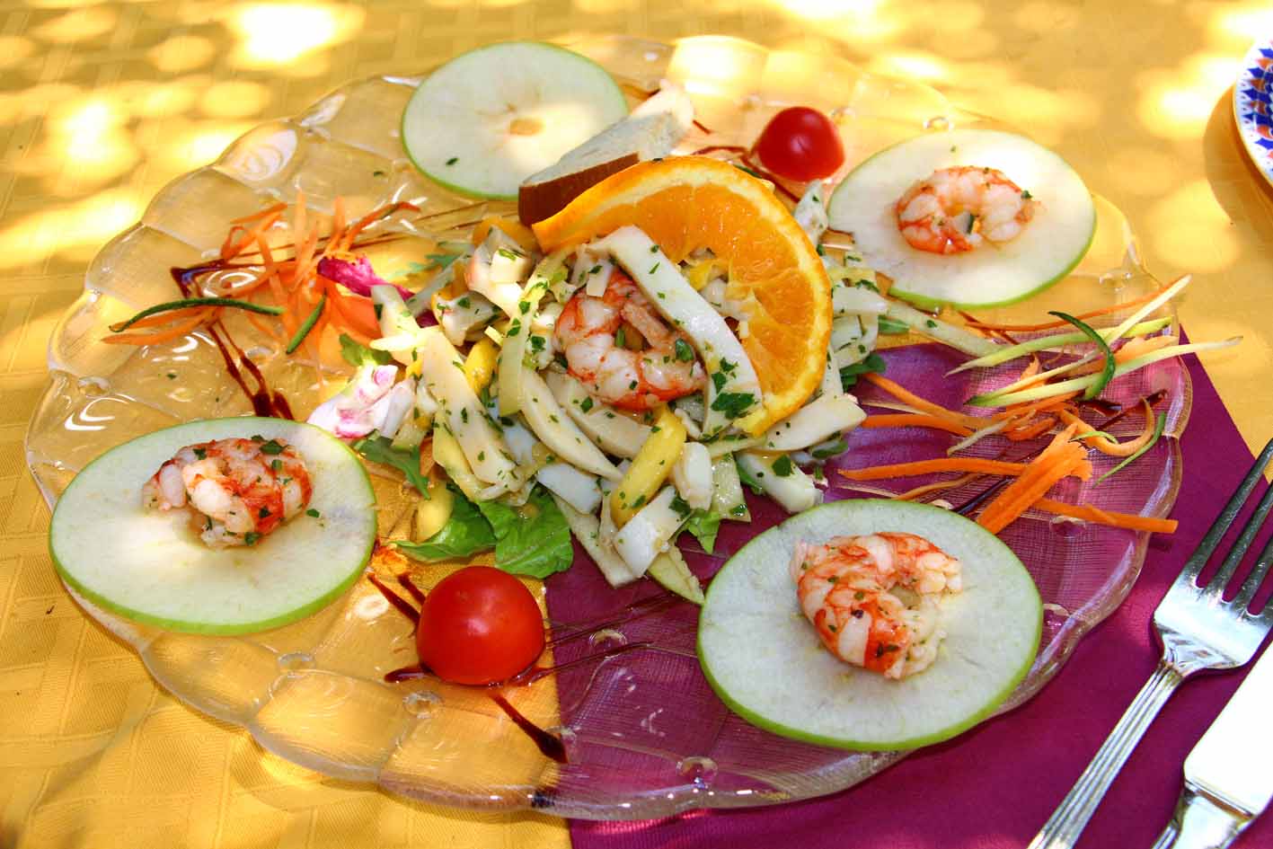 Insalata di Seppie e Gamberi con mela verde, arancia, pomodorino, patate, arancia, zucchine e carote croccanti | Ristorante Erica - Sirmione