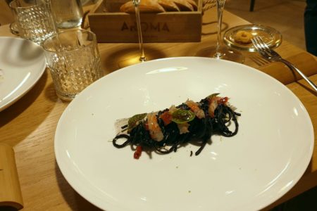 Spaghetto all’aglio nero con pomodorino confit, limone e gambero rosso - Ristorante Aroma - Brescia