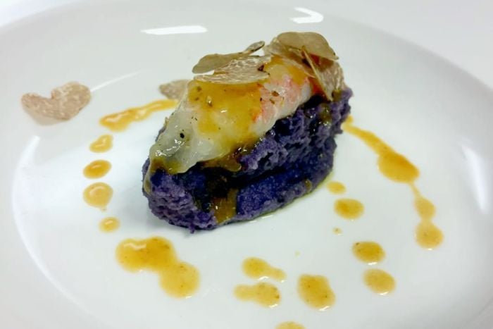 Corte del Mago - Patata viola, gambero rosso e bianchetto d'Alba con bisque di Crostacei.