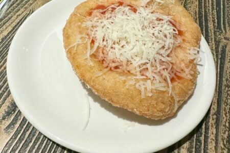 Pizzeria Inedito - Brescia - Pizzina fritta “montanarina” con pomodoro San Marzano e pecorino