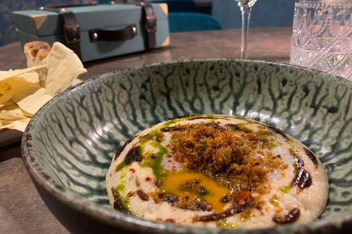 Ristorante Medea - Brescia - Uovo poché, crema di cavolfiore, aglio nero chimichurri e crumble di pane