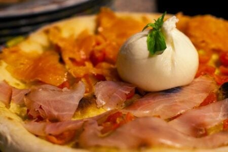 La Polveriera Beach - Brescia - Pizza al salmone e burrata