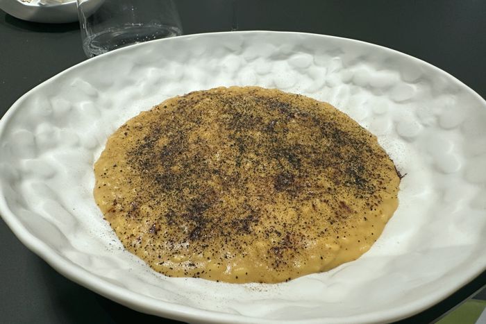 Vivace - Brescia - Risotto cotto nel brodo di cipolle, zafferano e guarnito con polvere di cipolle e liquirizia