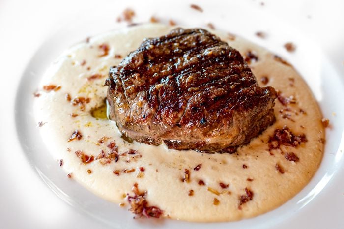 Filetto di manzo alla brace, spuma al Franciacorta, polvere di cipolle rosse e pancetta croccante - Burnec - Adro