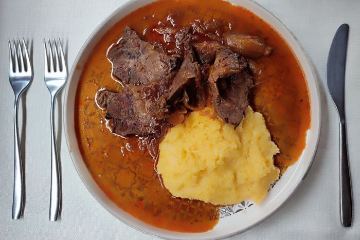Brasato di manzo allo scalogno con polenta - Trattoria Dazze