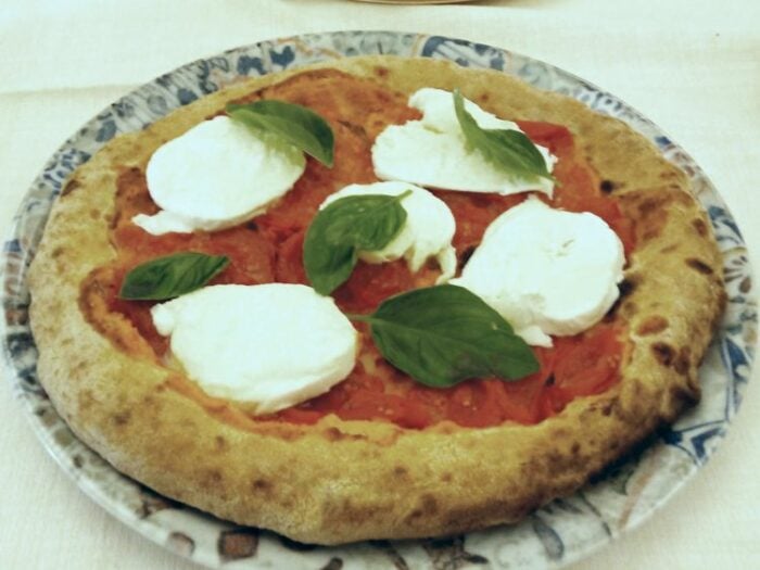 Pizzeria La Pastorella - Brescia - Margherita con bufala