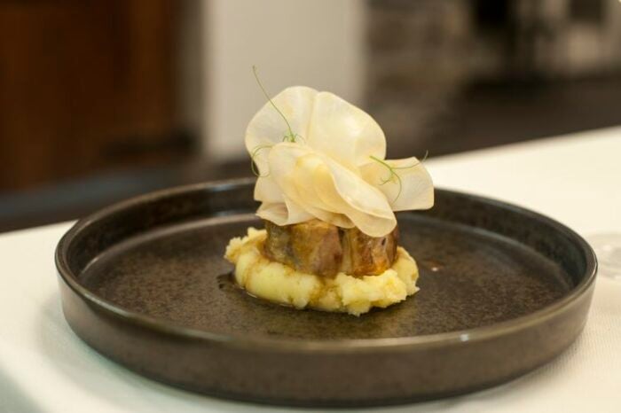 Ristorante La Vecchia Fontana - Bienno - Faraona ripiena con salsiccia e nocciole su morbido di patate